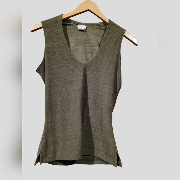❣️3 for $25❣️Cien sleeveless V top - Picture 1 of 2